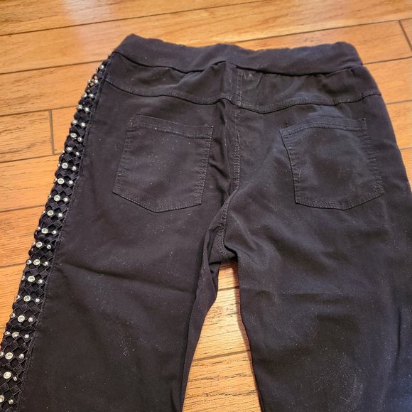 BEYOND FABULOUS SHORTS - Picture 5 of 5